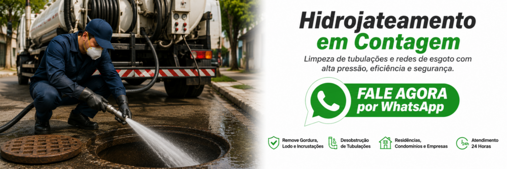 Profissional da MT Desentupidora realizando hidrojateamento em tubulação de esgoto em Contagem com equipamento de alta pressão.