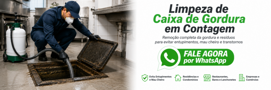 Profissional da MT Desentupidora realizando limpeza de caixa de gordura em estabelecimento comercial na cidade de Contagem.