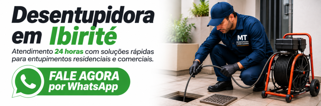 Profissional realizando serviço de desentupimento em Ibirité com equipamento especializado.