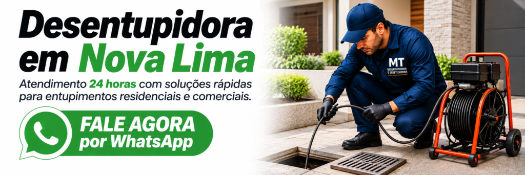Profissional realizando serviço de desentupimento em Nova Lima com equipamento especializado.